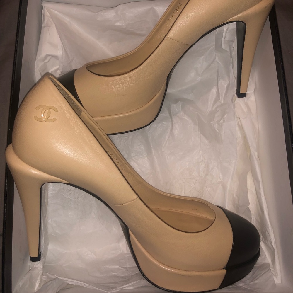 CHANEL Classic Escarpins leather cap toe pumps